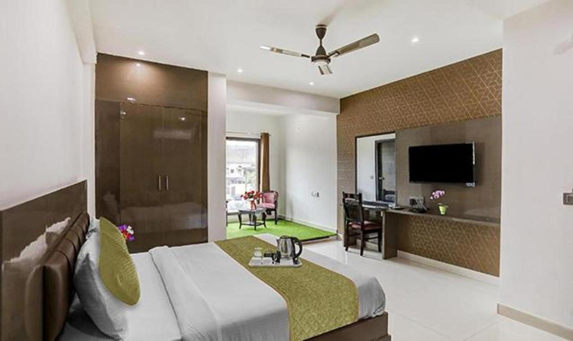 Townhouse West Near Udyog Nagar Metro Station 3* New Delhi