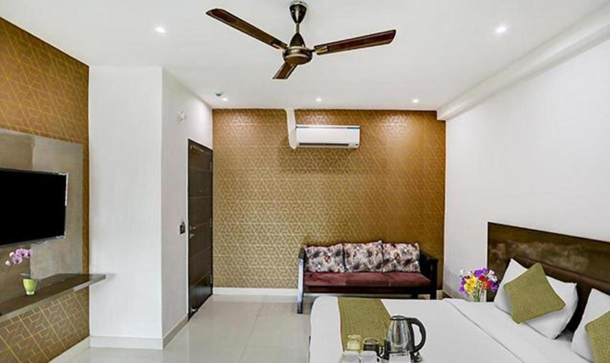 Townhouse West Near Udyog Nagar Metro Station Hotel New Delhi