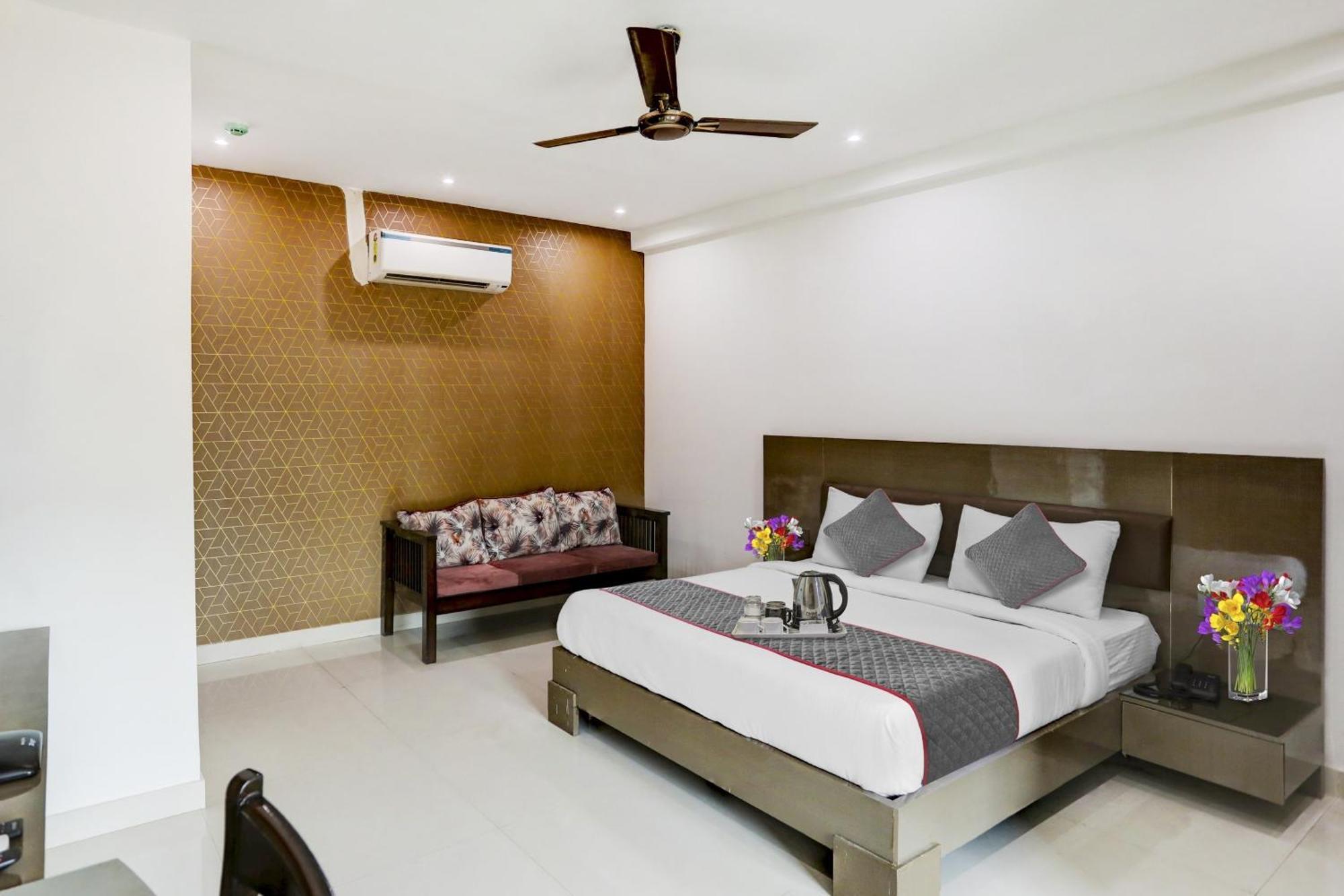 Townhouse West Near Udyog Nagar Metro Station Hotel 3*
