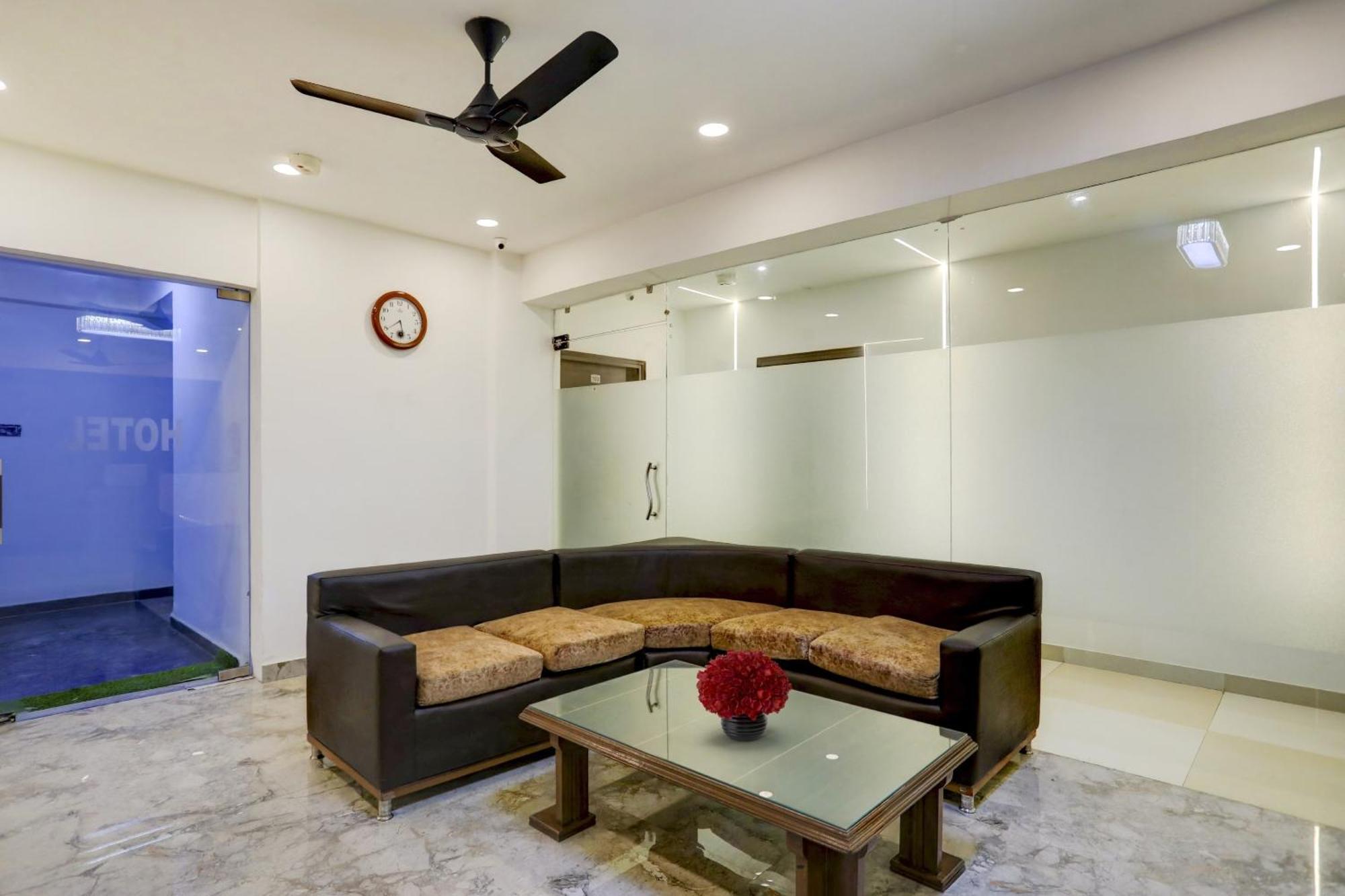 Hotel Townhouse West Near Udyog Nagar Metro Station 3*