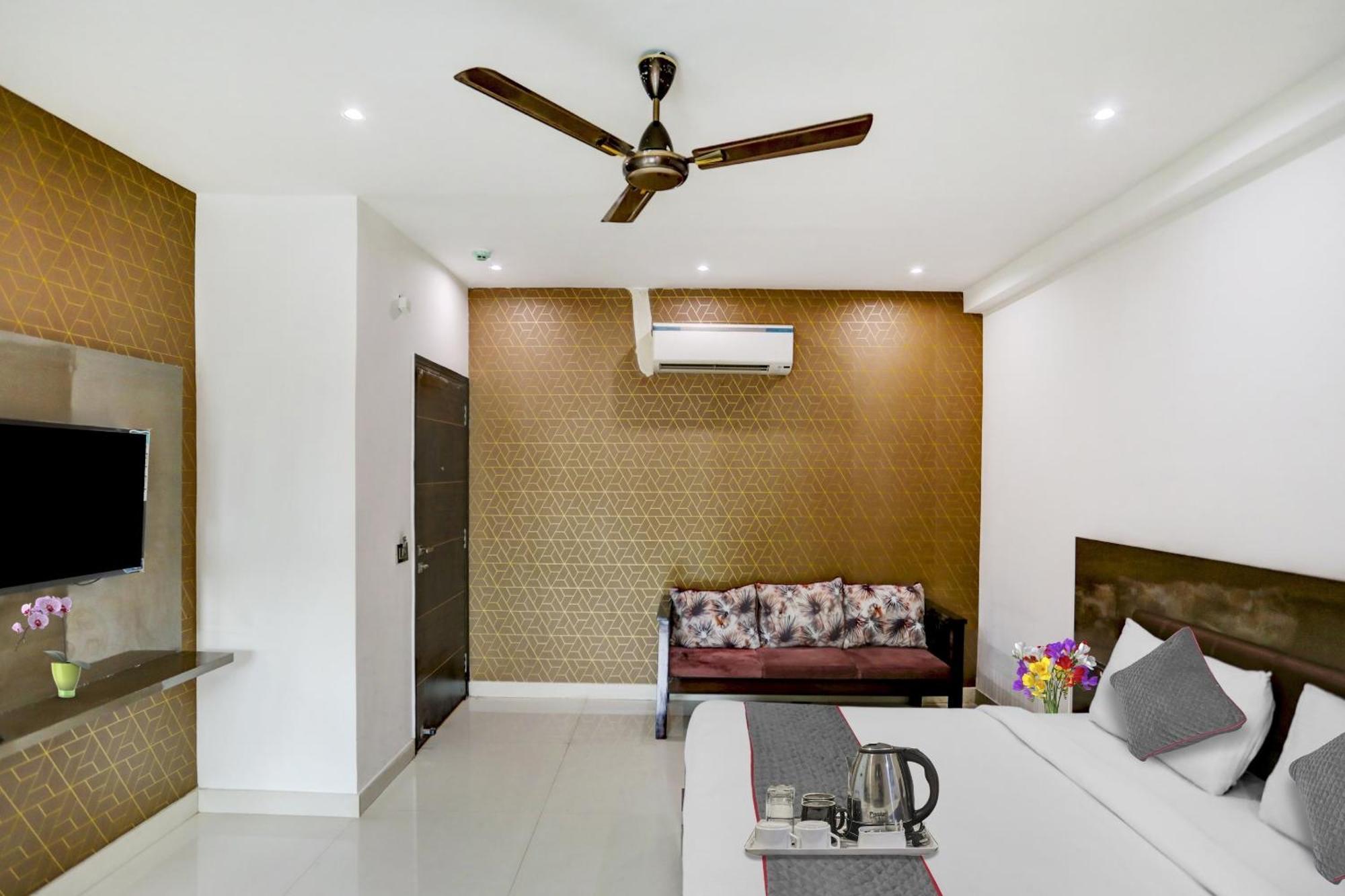 Townhouse West Near Udyog Nagar Metro Station 3*
