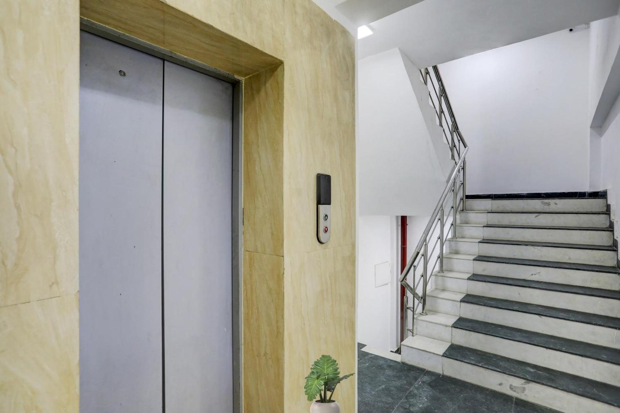 Townhouse West Near Udyog Nagar Metro Station 3* New Delhi