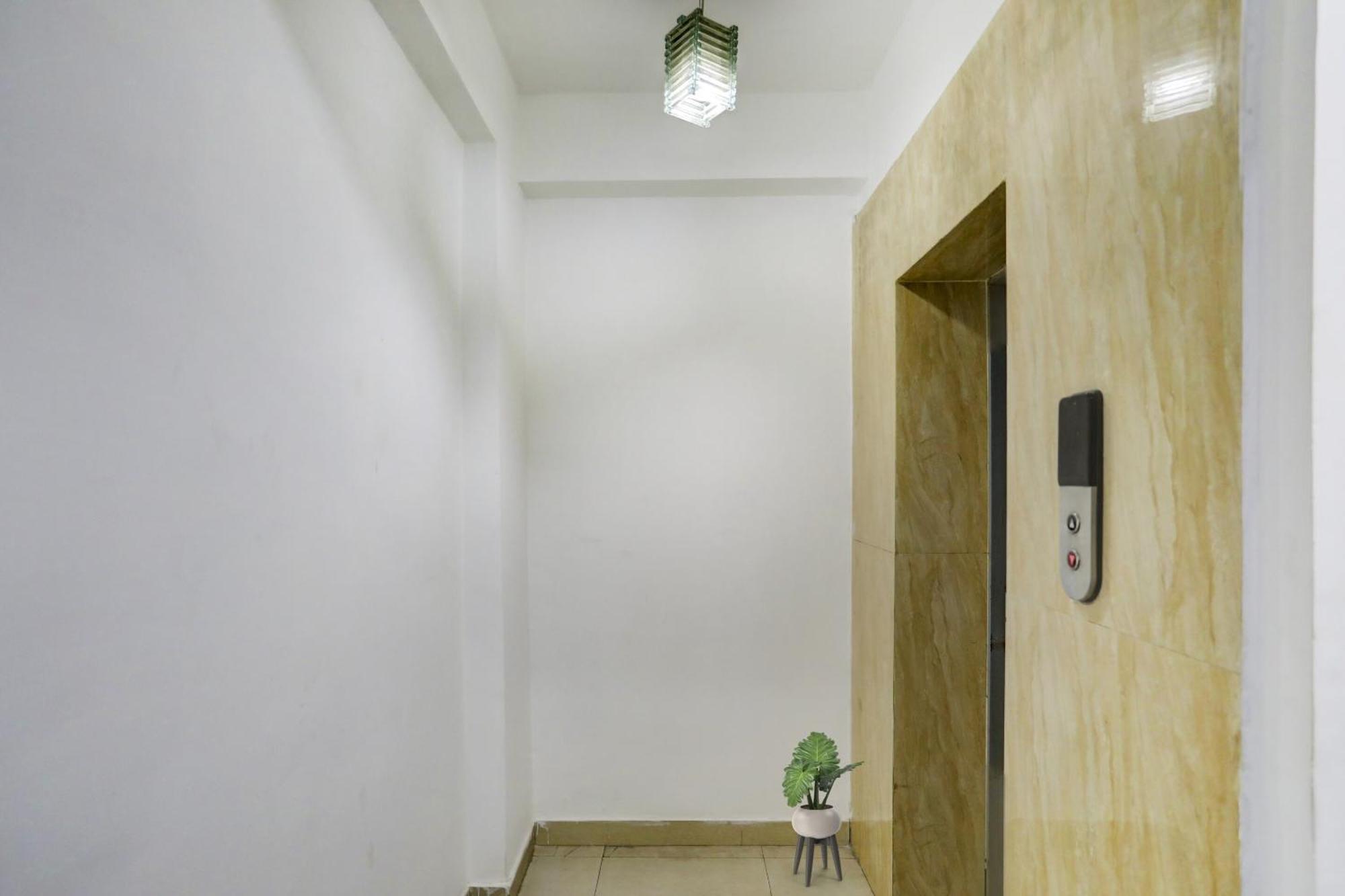 Townhouse West Near Udyog Nagar Metro Station Hotel New Delhi