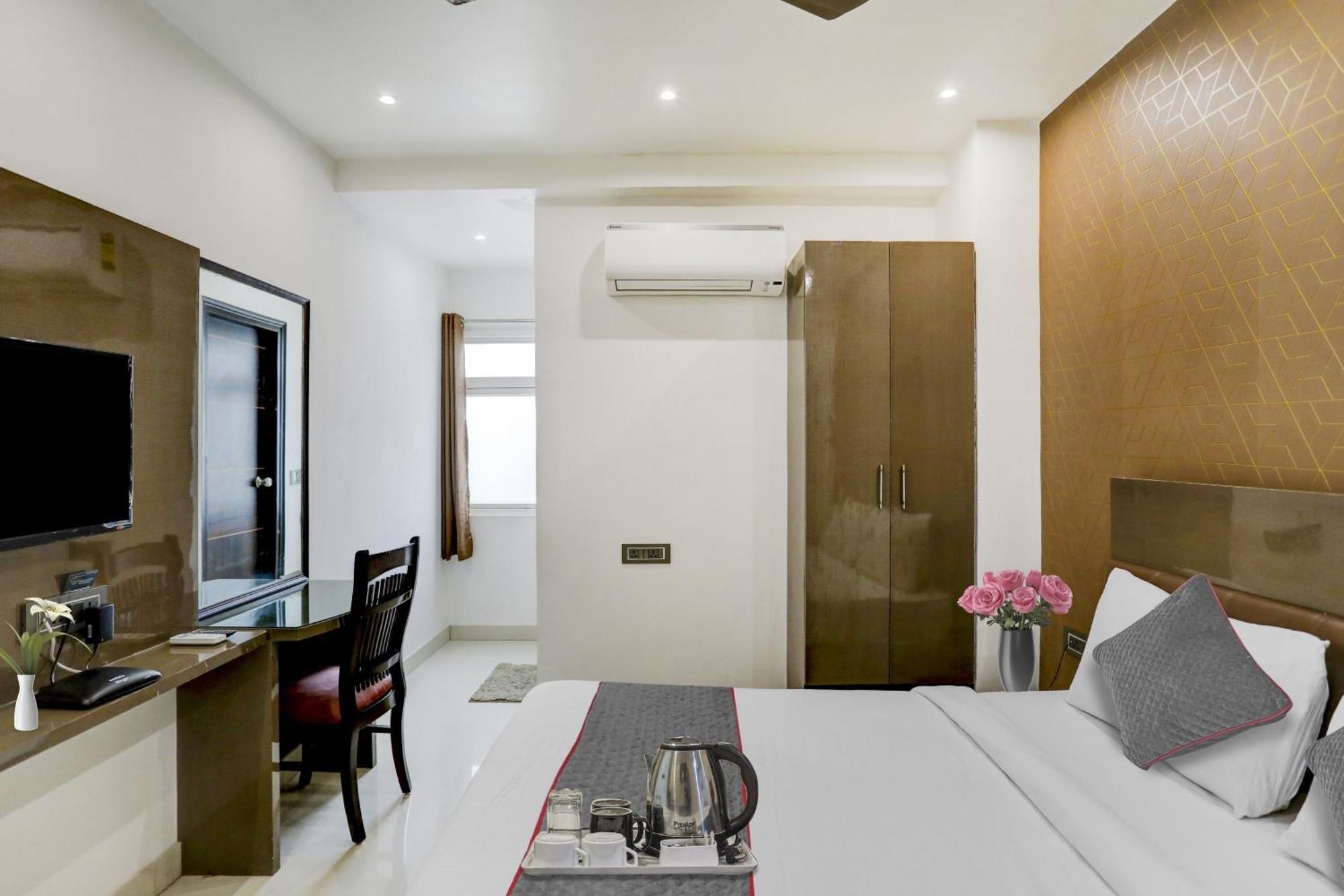 Townhouse West Near Udyog Nagar Metro Station Hotel 3*