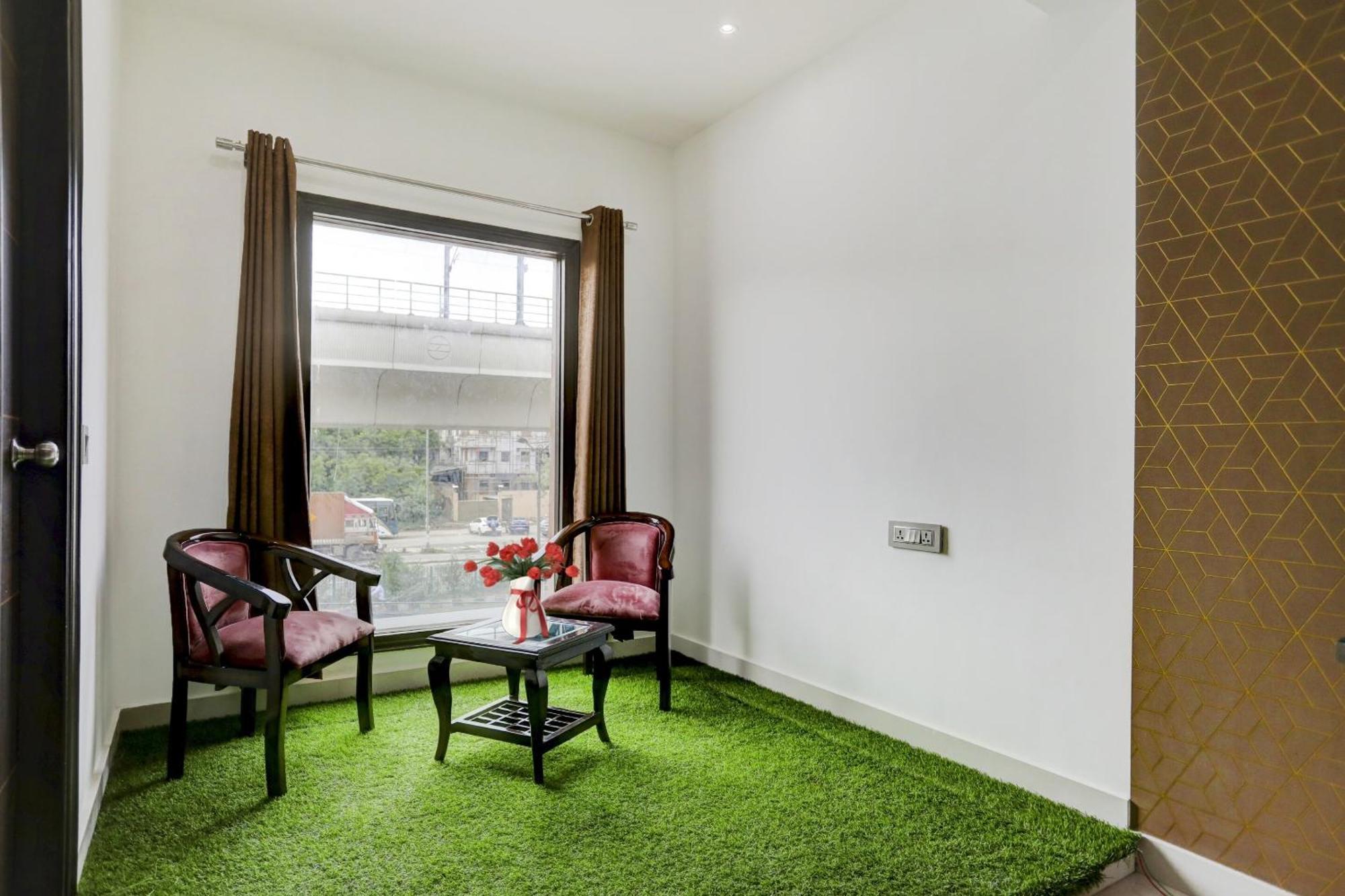 Hotel Townhouse West Near Udyog Nagar Metro Station 3*