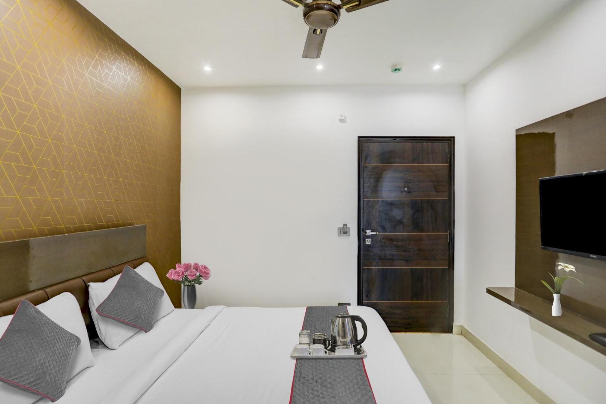 Townhouse West Near Udyog Nagar Metro Station Hotel