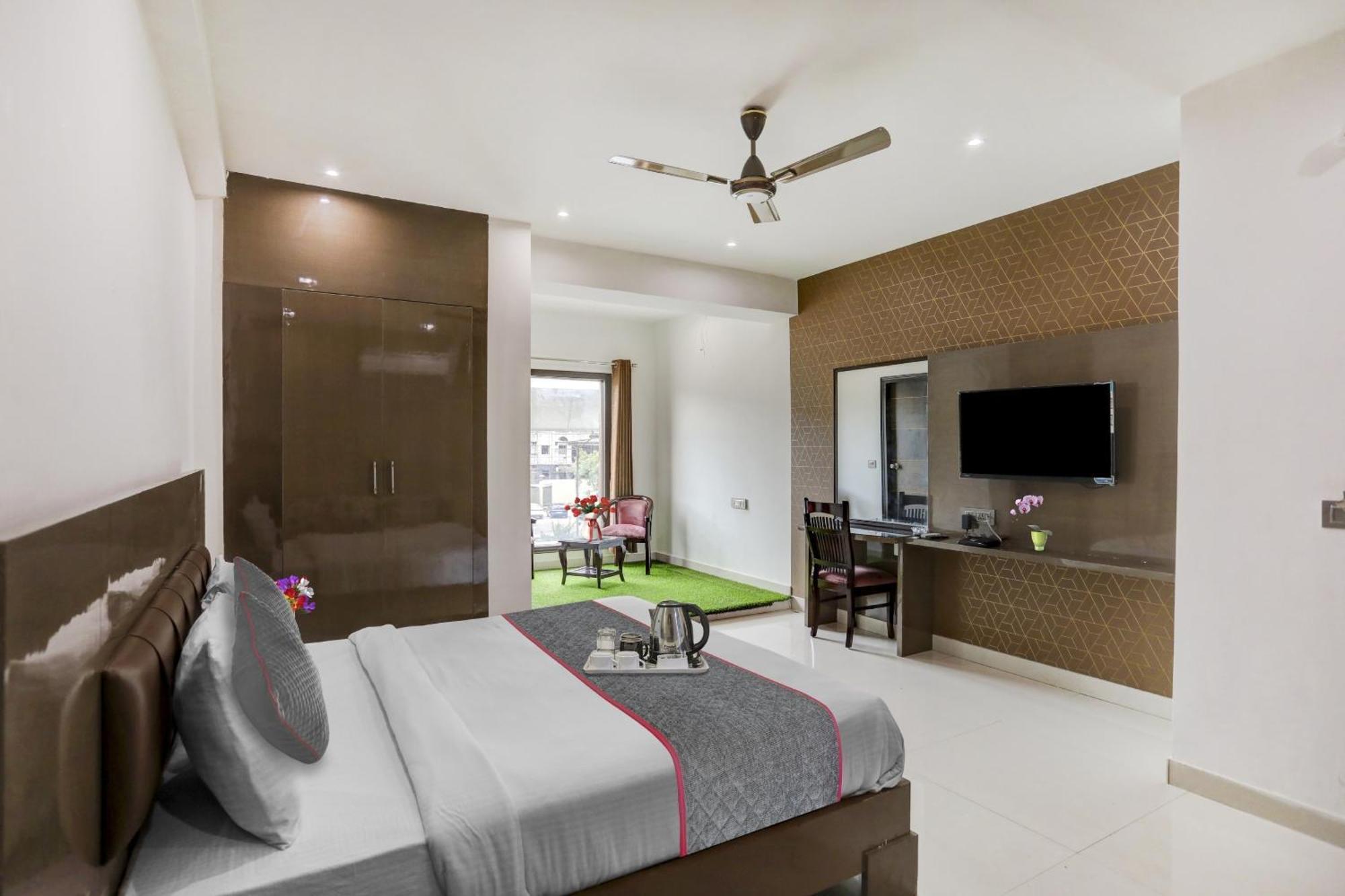 Hotel Townhouse West Near Udyog Nagar Metro Station New Delhi