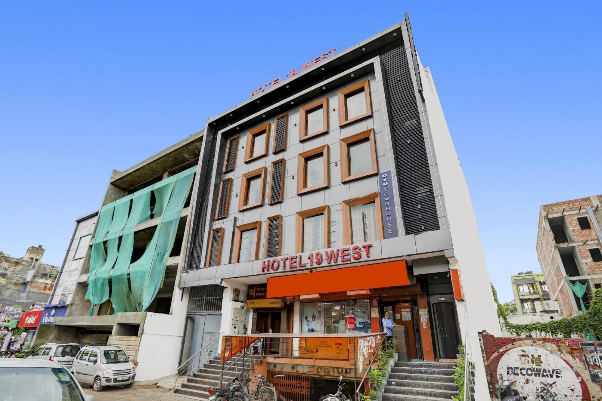 Townhouse West Near Udyog Nagar Metro Station 3* New Delhi