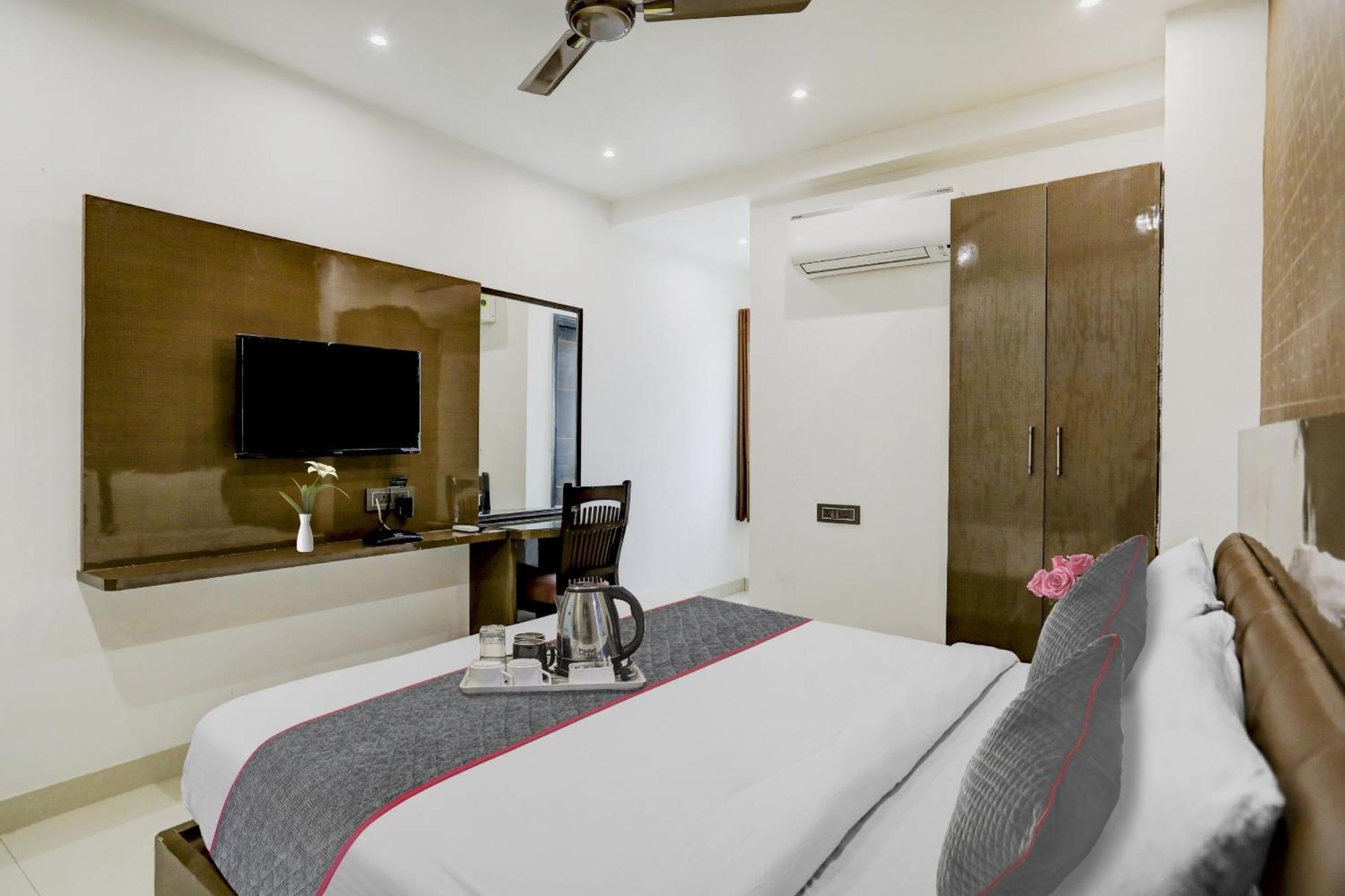 Townhouse West Near Udyog Nagar Metro Station 3*