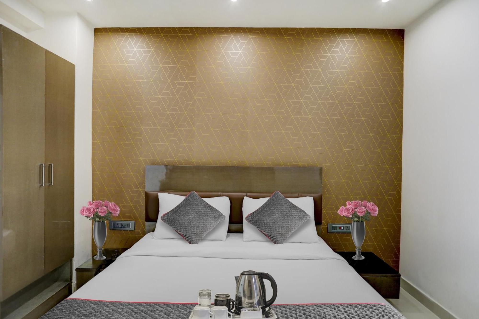 Townhouse West Near Udyog Nagar Metro Station 3*