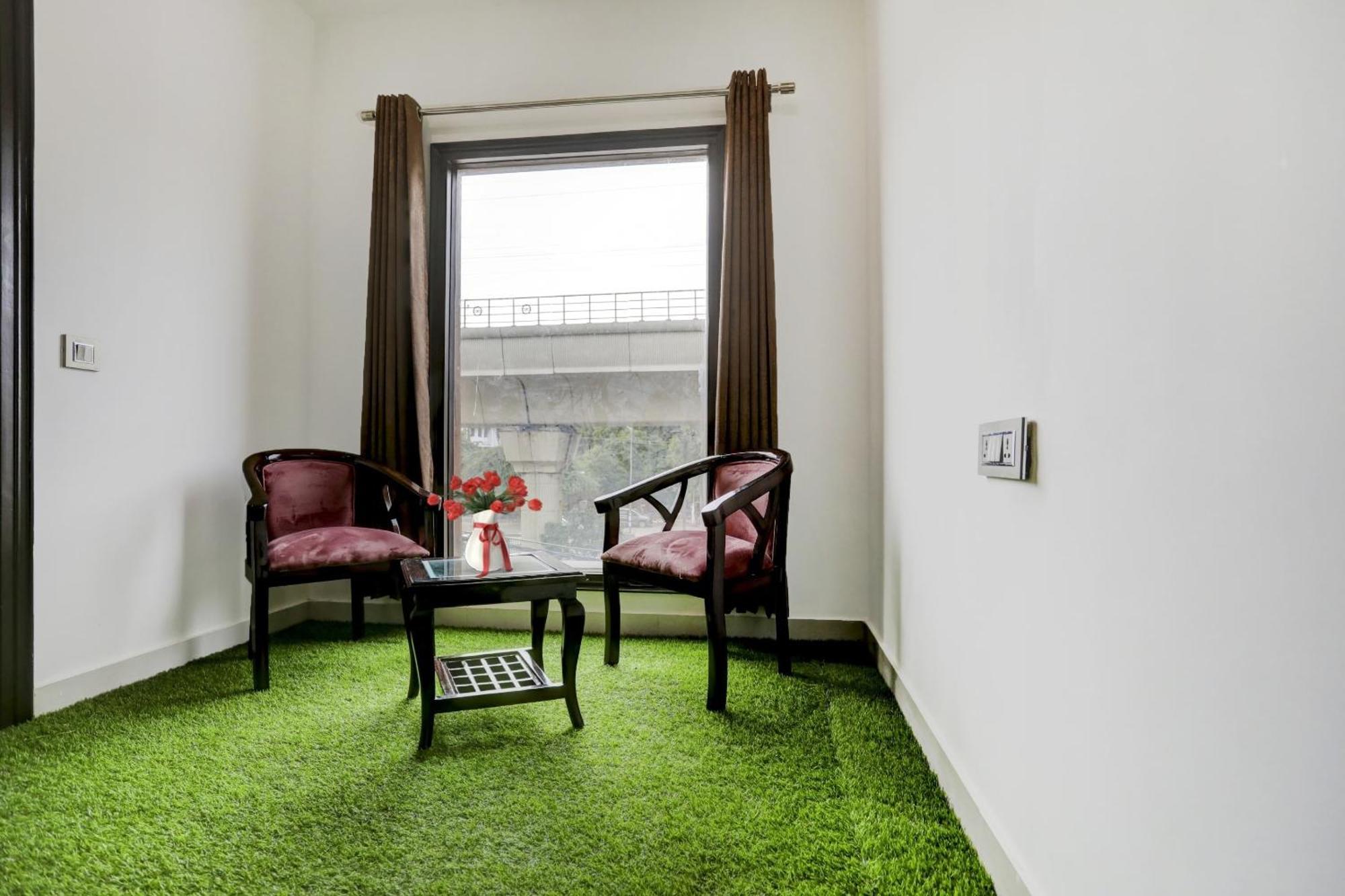 Townhouse West Near Udyog Nagar Metro Station Hotel 3*