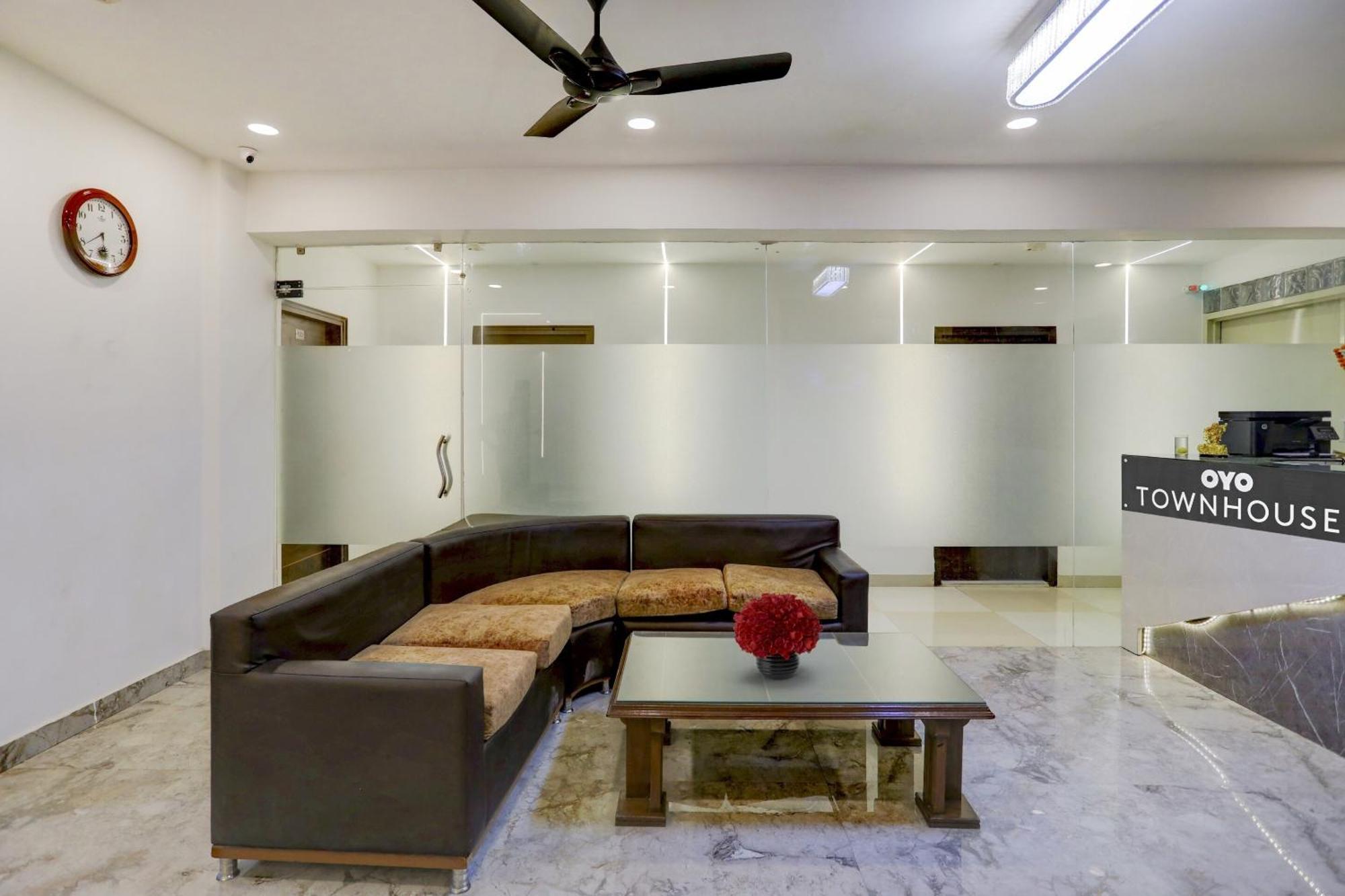 Hotel Townhouse West Near Udyog Nagar Metro Station 3*