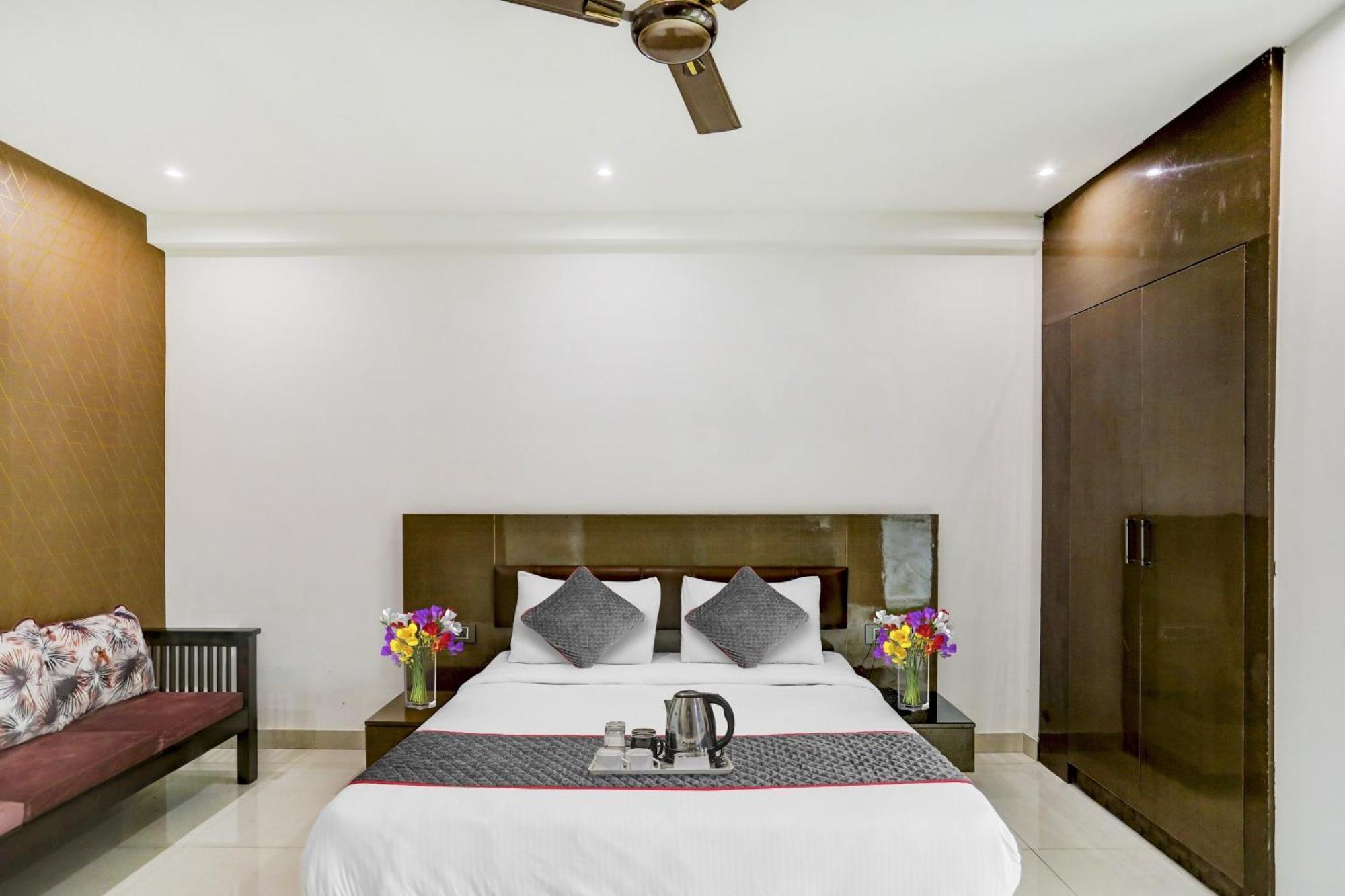 Townhouse West Near Udyog Nagar Metro Station Hotel New Delhi