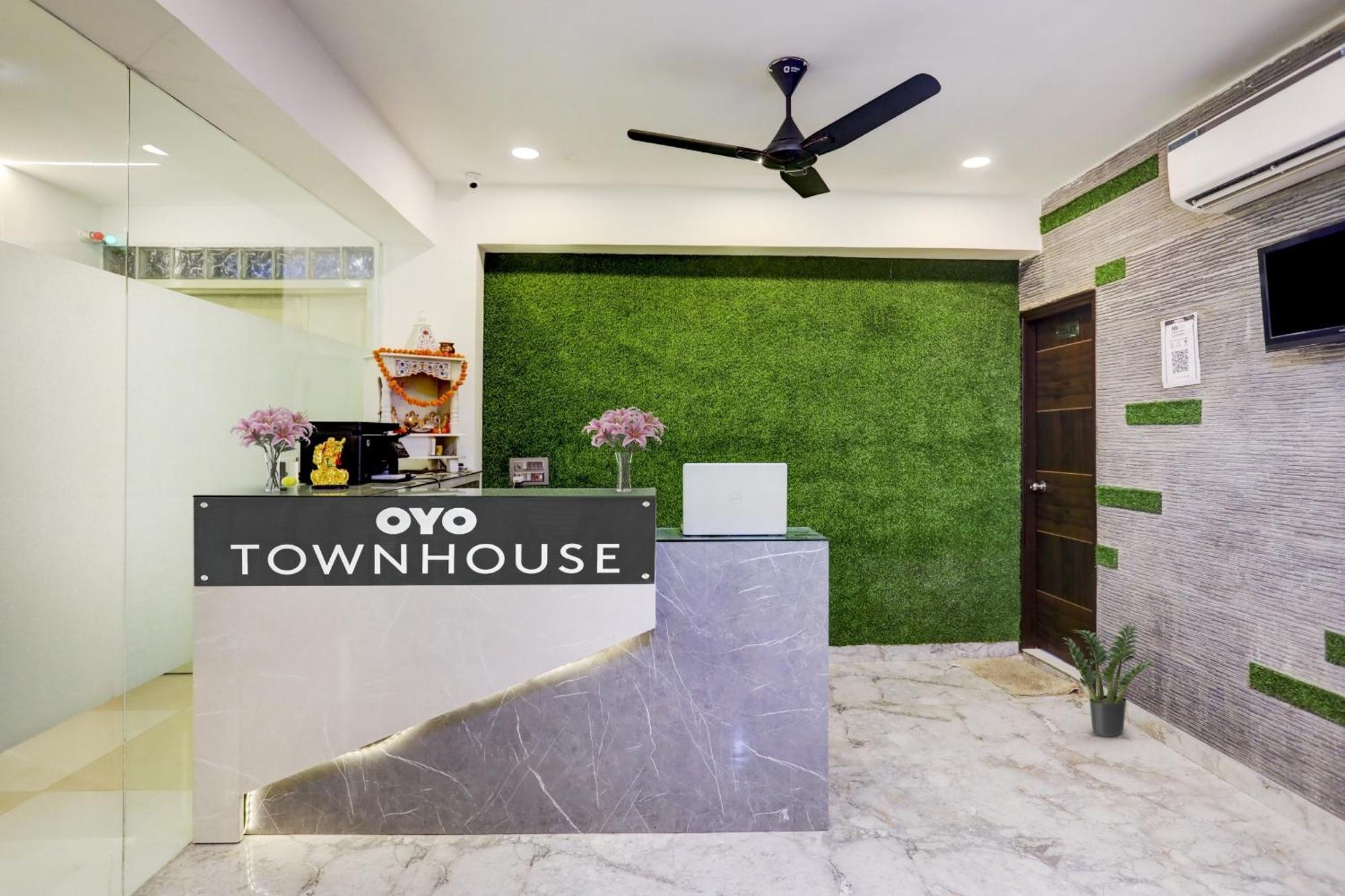Townhouse West Near Udyog Nagar Metro Station Hotel