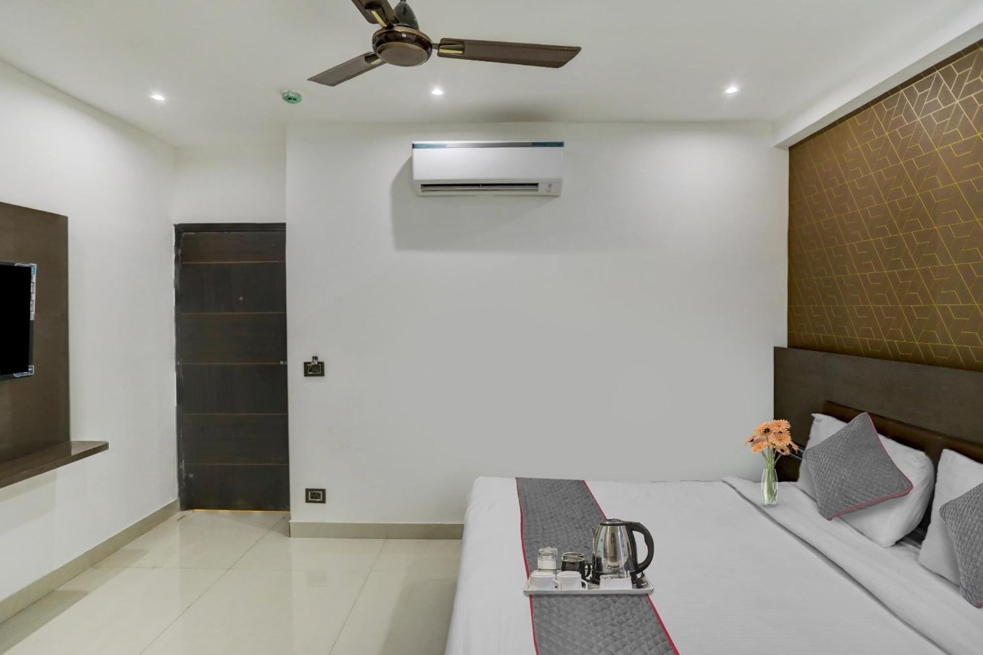 Hotel Townhouse West Near Udyog Nagar Metro Station 3*